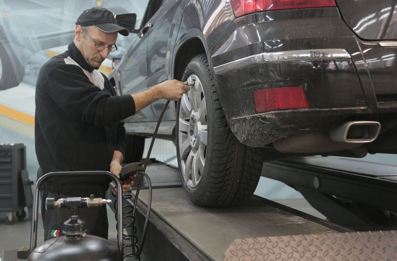 Mecánico trabajando en la rueda de una camioneta
